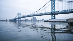 Разлив на химикали в река Делауеър, жителите на Филаделфия ще пият само бутилирана вода