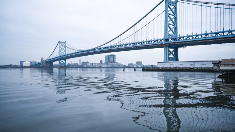 Разлив на химикали в река Делауеър, жителите на Филаделфия ще пият само бутилирана вода
