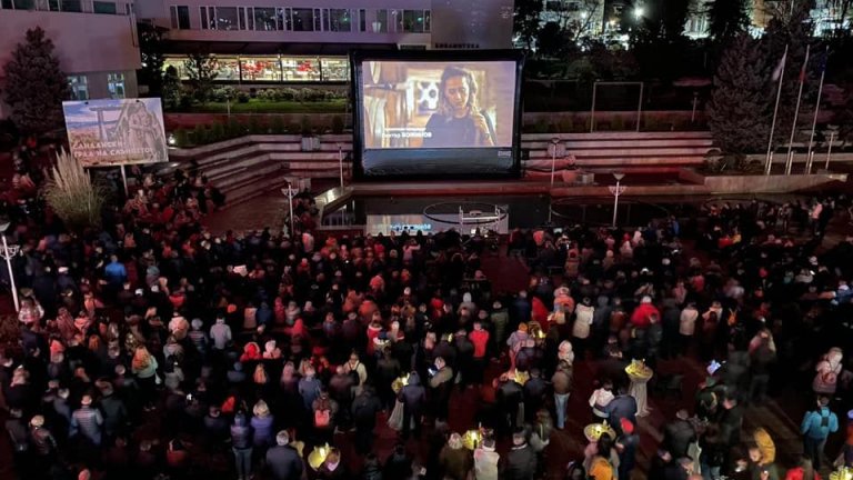 Стотици се стекоха за финала на сериала "Вина" в Сандански: някои взели отпуск, други – с бебета