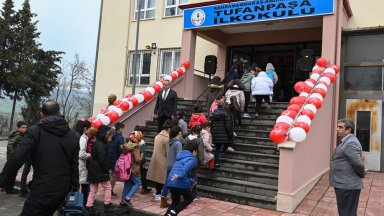 След 49 дни днес отново би училищният звънец за децата