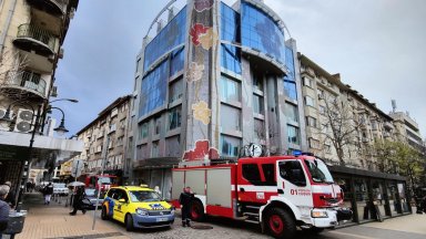 Пожар горя в центъра на София в сграда намираща