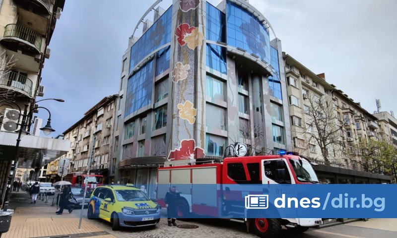Пожар горя в центъра на София - в сграда, намираща