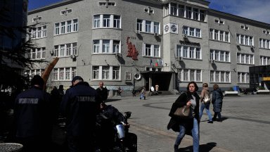 Десетки сигнали за бомби в училища в София, Варна и Бургас, евакуираха ученици и учители