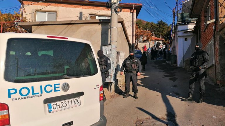 Трима в ареста и петима в болница след масов бой с пръти, лопати и павета в Скравена