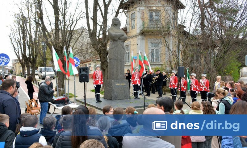 С поднасяне на венци и цветя пред паметника на Баба