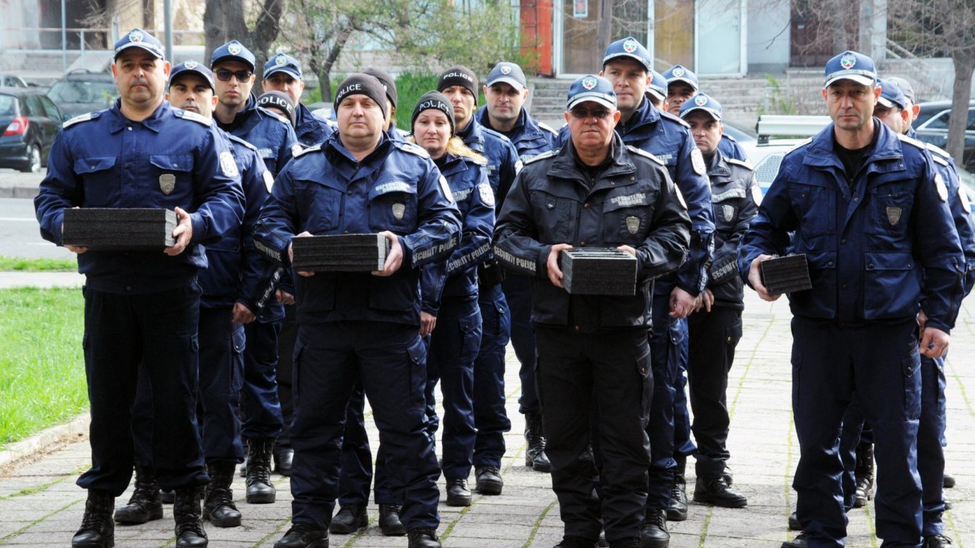 МВР се превъоръжава, нови пистолети получиха полицаите от Бургас (снимки)