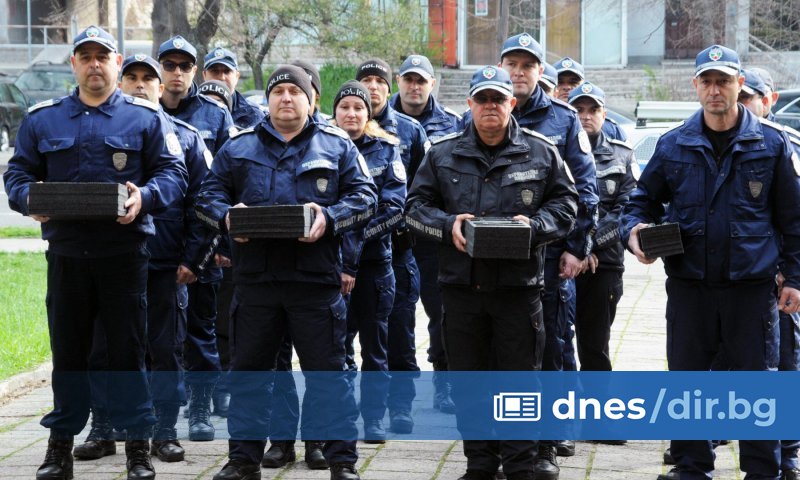Нови пистолети получиха полицаите от Бургас. На тържествена церемония пред