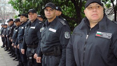 Тогава изборният процес се прекъсва заключват се секциите хората излизат