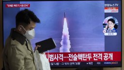 Въздушна тревога в Япония и Южна Корея, след като Пхенян изстреля космически сателит