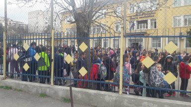 Вълната от бомбени заплахи в училищата продължава: Затвориха още училища в София 