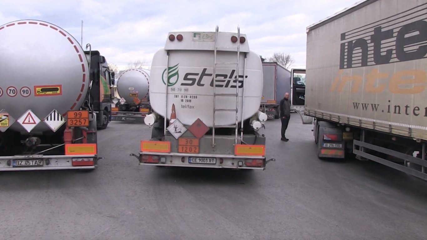 Опашка от камиони блокира движението на "Дунав мост" край Русе (видео)