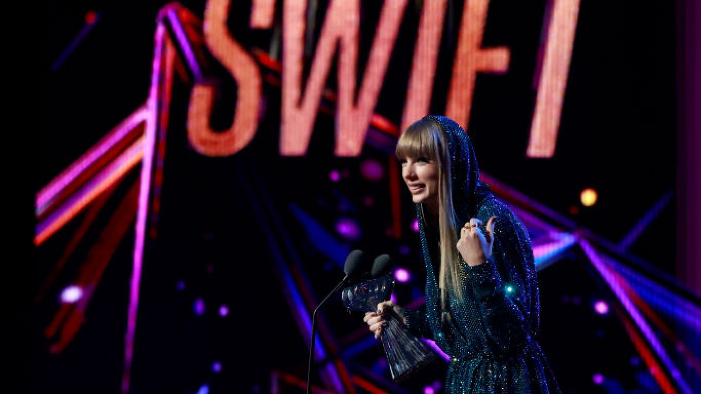 Тейлър Суифт оглави британската класация за албуми