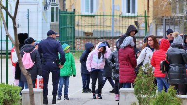 Днес бяха подадени десетки сигнали за взривни устройства поставени в