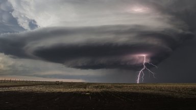 Когато светлините на заведението й Chuck s Dairy Bar започват да