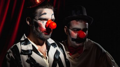 "Анархо-клоунада" с премиера в деня на изборите