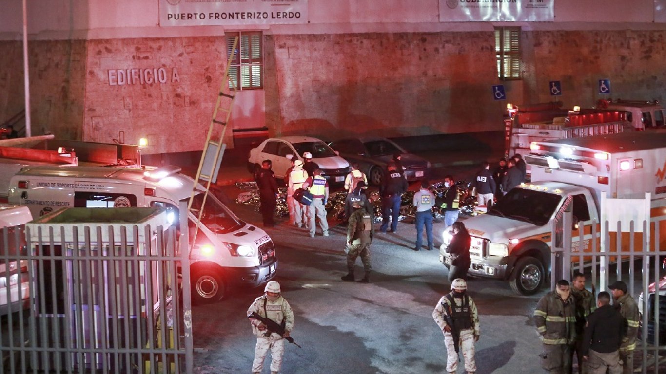 Надзиратели оставили 39 мигранти да загинат в център за задържане в Мексико (видео)