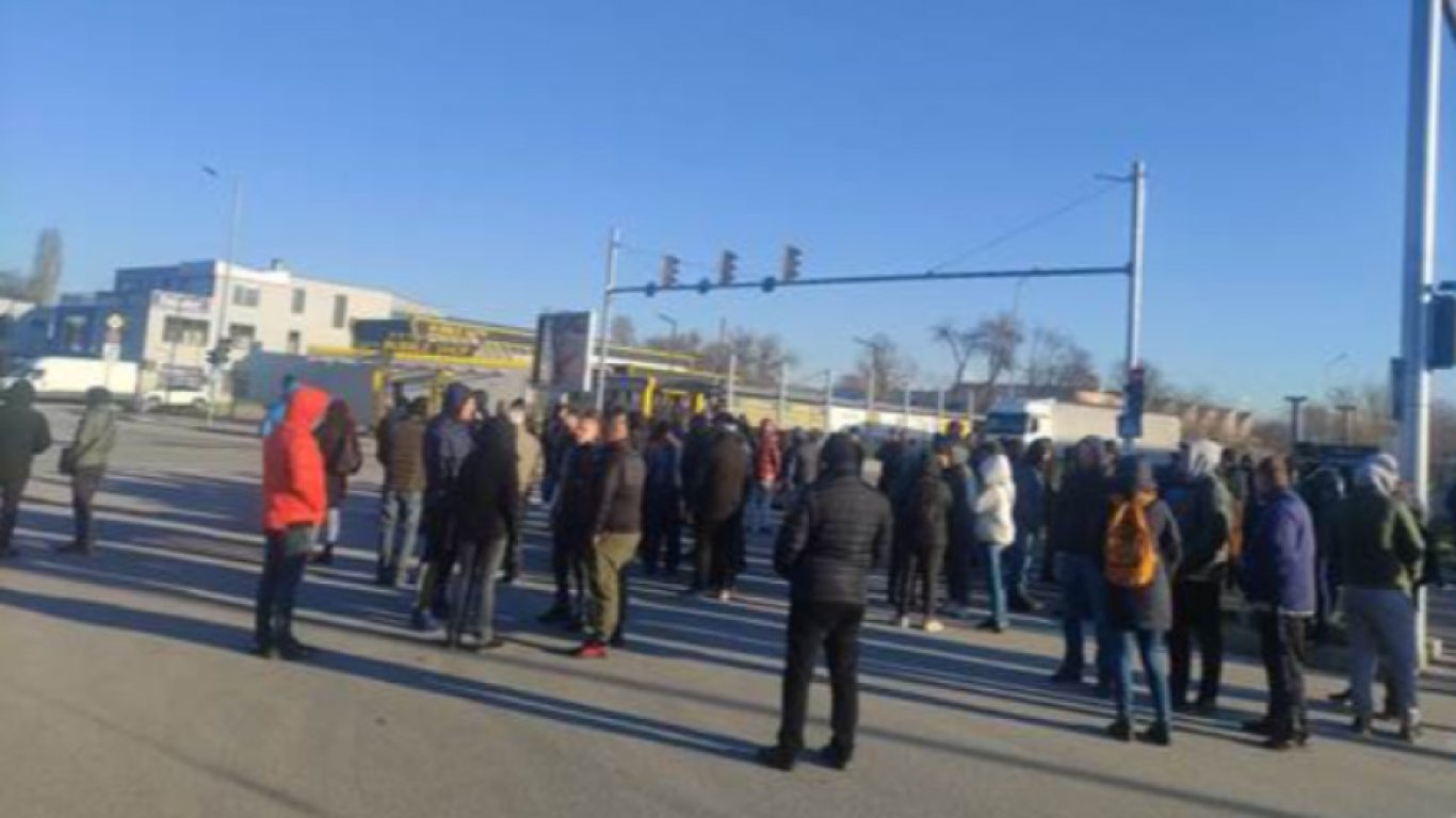 Протестиращи търговци блокираха Брезовско шосе в Пловдив   