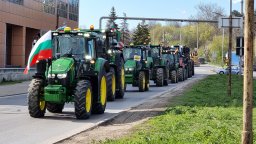 Зърнопроизводители блокираха ГКПП "Дунав мост" при Русе (снимки)