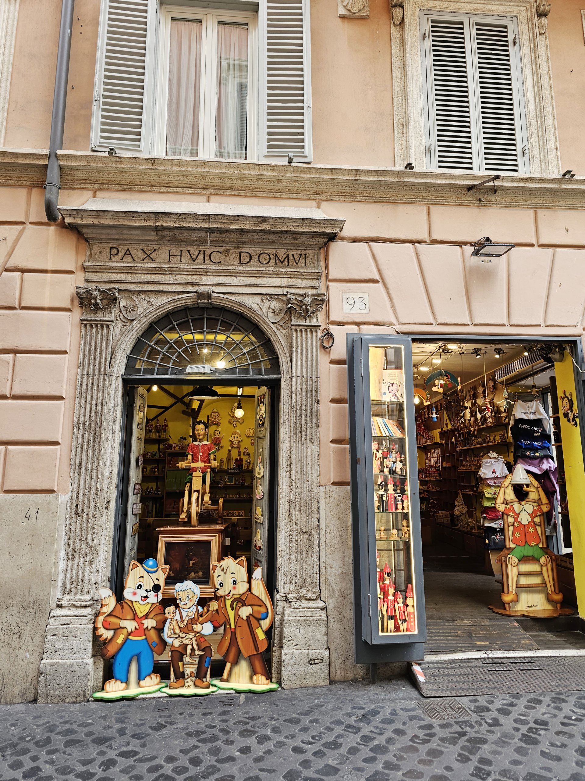 Пинокио в занаятчийски магазин за дървени играчки в Рим 