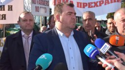 Зърнопроизводители блокираха северната граница, Гечев чака решение от ЕС (снимки/видео)