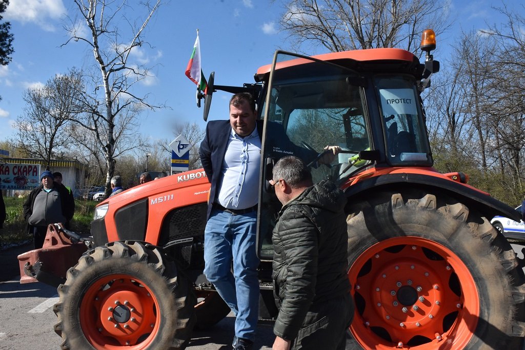 В знак на солидарност с протестиращите служебният министър на земеделието Явор Гечев лично подкара трактора, с който бе блокирано движението по международния път край Видин.