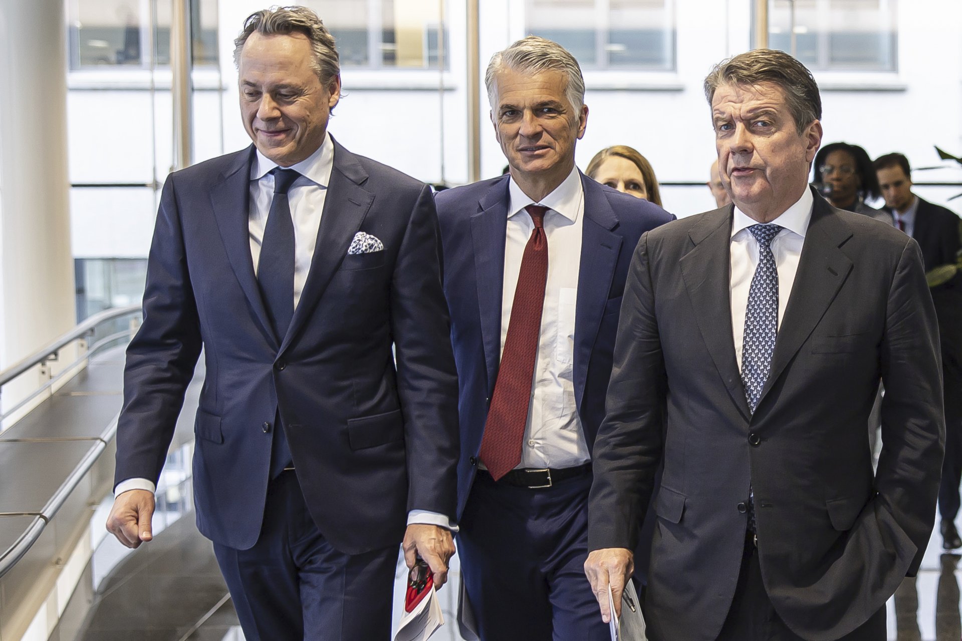 UBS Group назначи отново Серджо Ермоти (в средата) за главен изпълнителен директор. Председателят на UBS Group Колм Келехер (вдясно) и досегашният директор Ралф Хамерс (вляво)