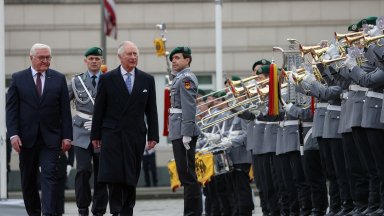 Берлин посрещна Крал Чарлз III пред Бранденбургската врата (снимки/видео)