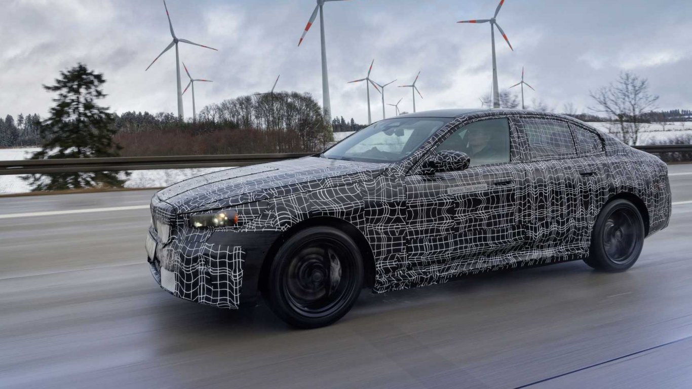 BMW i5 премина през тежки зимни тестове (видео)