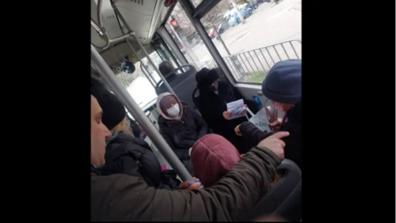 Джебчийки с маски обикалят градския транспорт в София