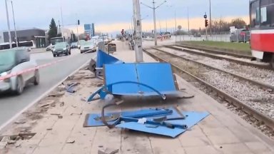 Кола помете спирка и "кацна" на трамвайните релси в София