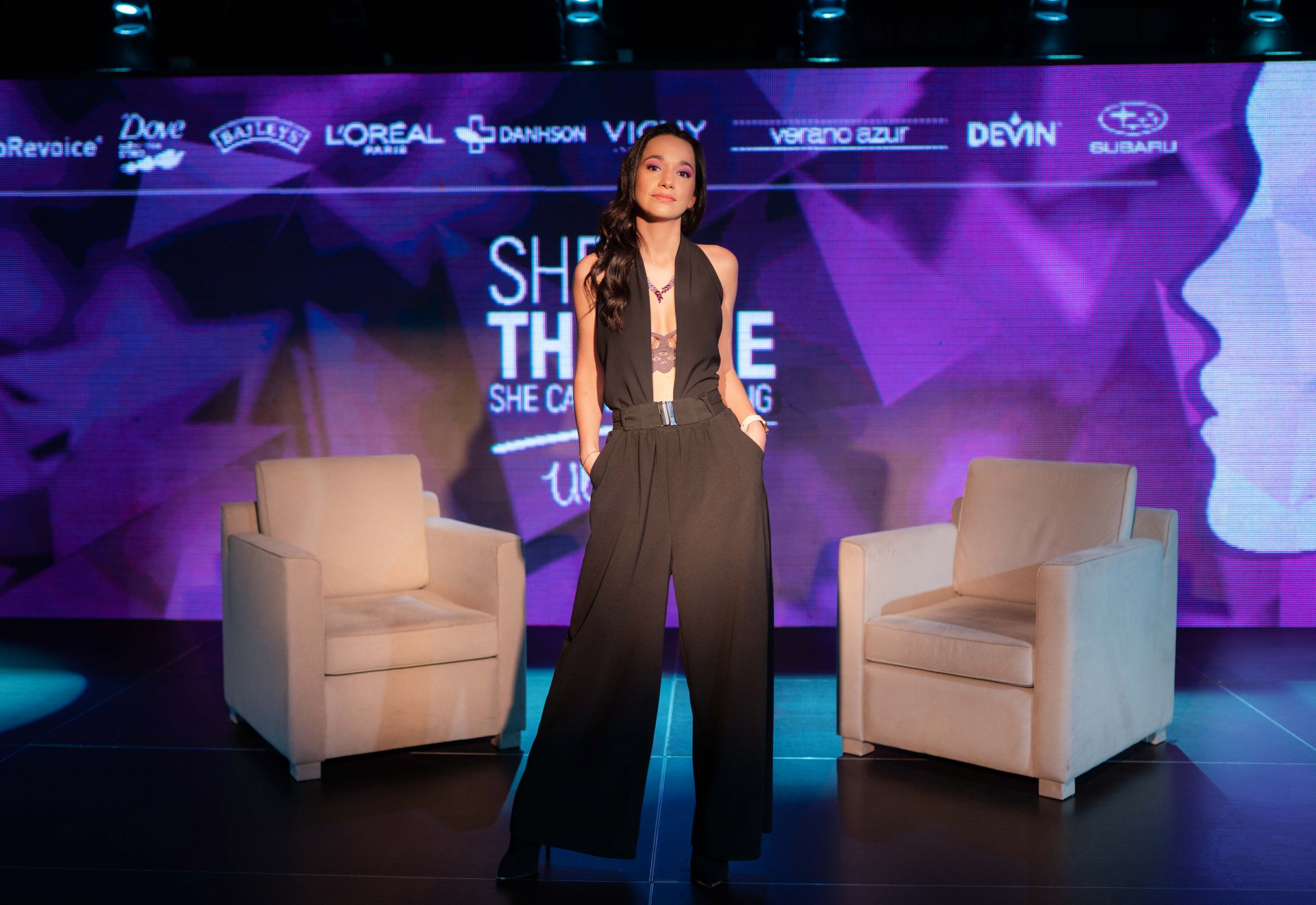 Водещата Рени Веселинова на сцената на She`s The ONE 2023: Ultraviolet. Събитието бе подкрепено от вайръл спирала за очи LOréal Paris Telescopic Lift