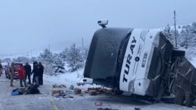 Автобус се преобърна на път в Източна Турция – има загинали и ранени (снимки/видео)