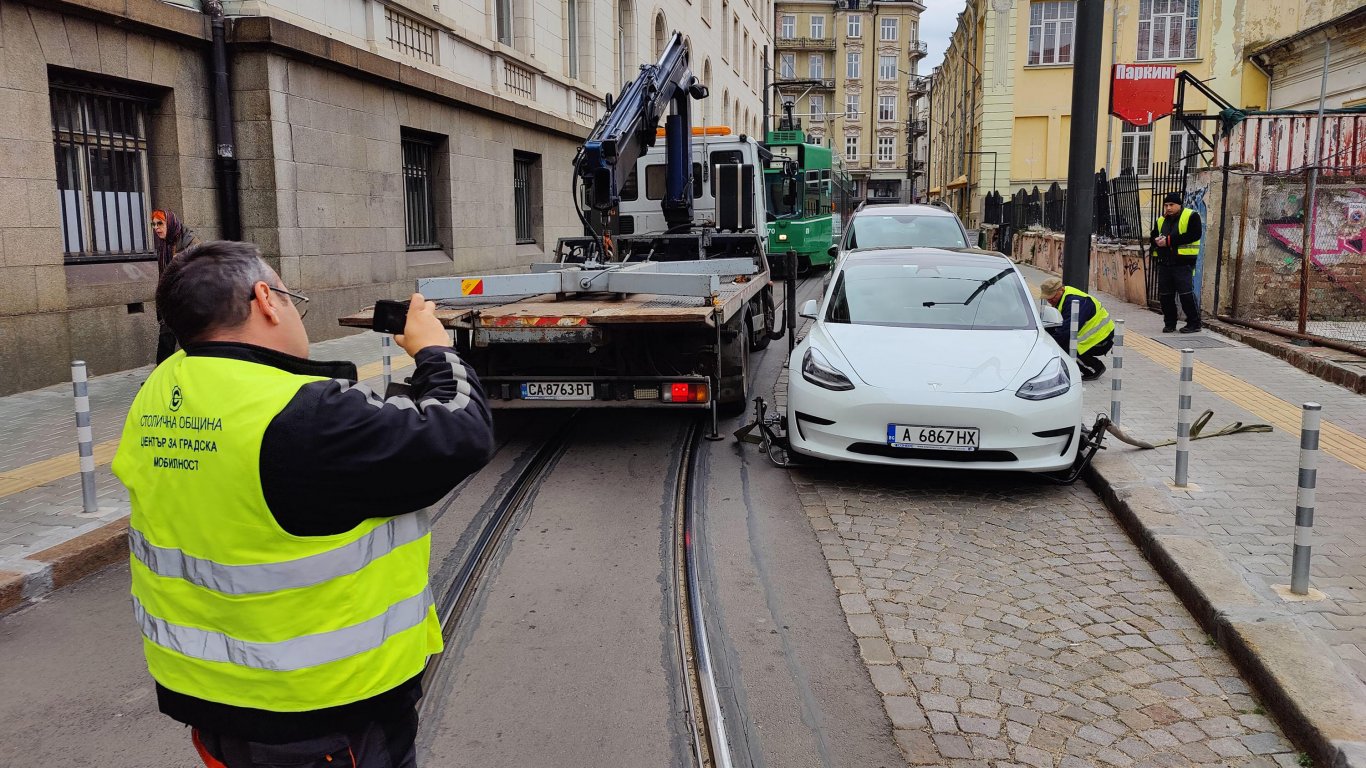 Неправилно паркирана кола спря за час трамваи при Съдебната палата (снимки)