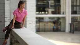 Den amerikanske ballerinaen Kira Nichols skal trene unge mennesker i et danseverksted i Sofia