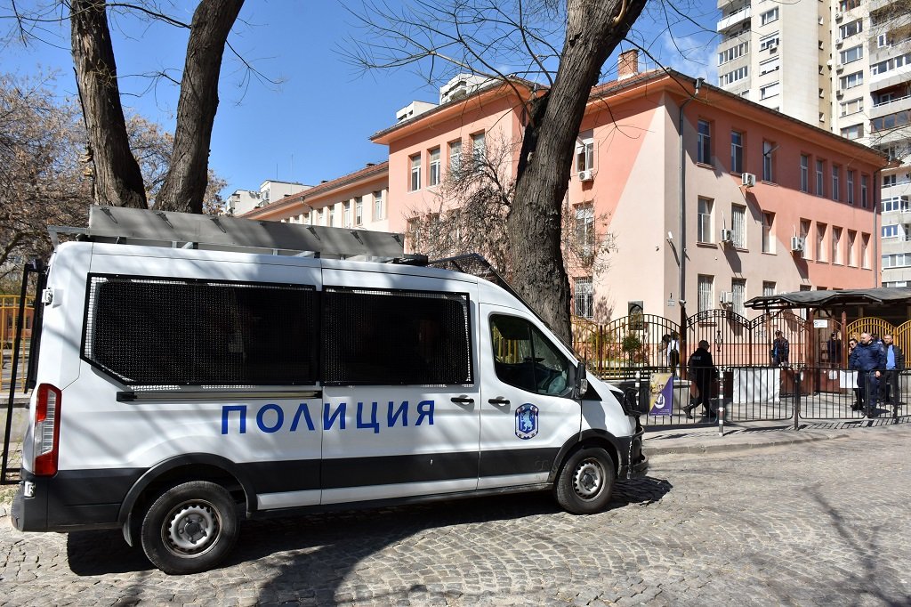 Еднакво по съдържание съобщение със заплаха е получено на електронните пощи на училища в Пловдив.