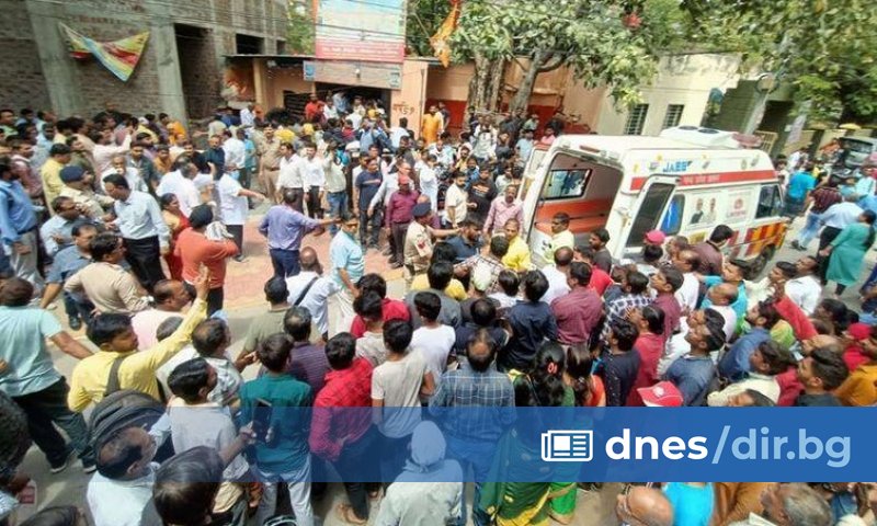 Спасители използваха въжета и стълби, за да достигнат до затрупаните