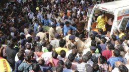 Смъртоносно срутване в индийски храм, десетки пропаднаха в кладенец (видео)