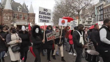 Секс работнички шестваха в защита на "Червените фенери" в Амстердам (видео)