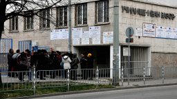 Пожар в сградата на две бургаски училища, евакуираха учители и ученици