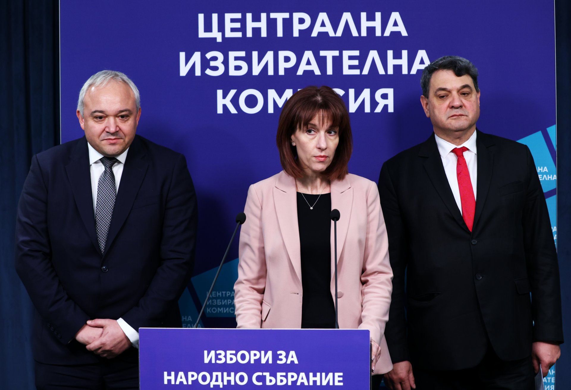 Вътрешният министър Иван Демерджиев, председателят на ЦИК Камелия Нейкова и главният секретар на МВР Петър Тодоров 