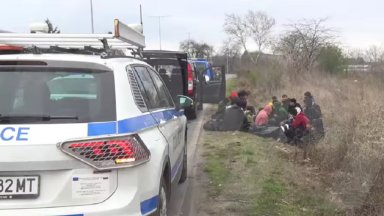 Заловиха бус с над 20 мигранти на входа на Ямбол (видео)