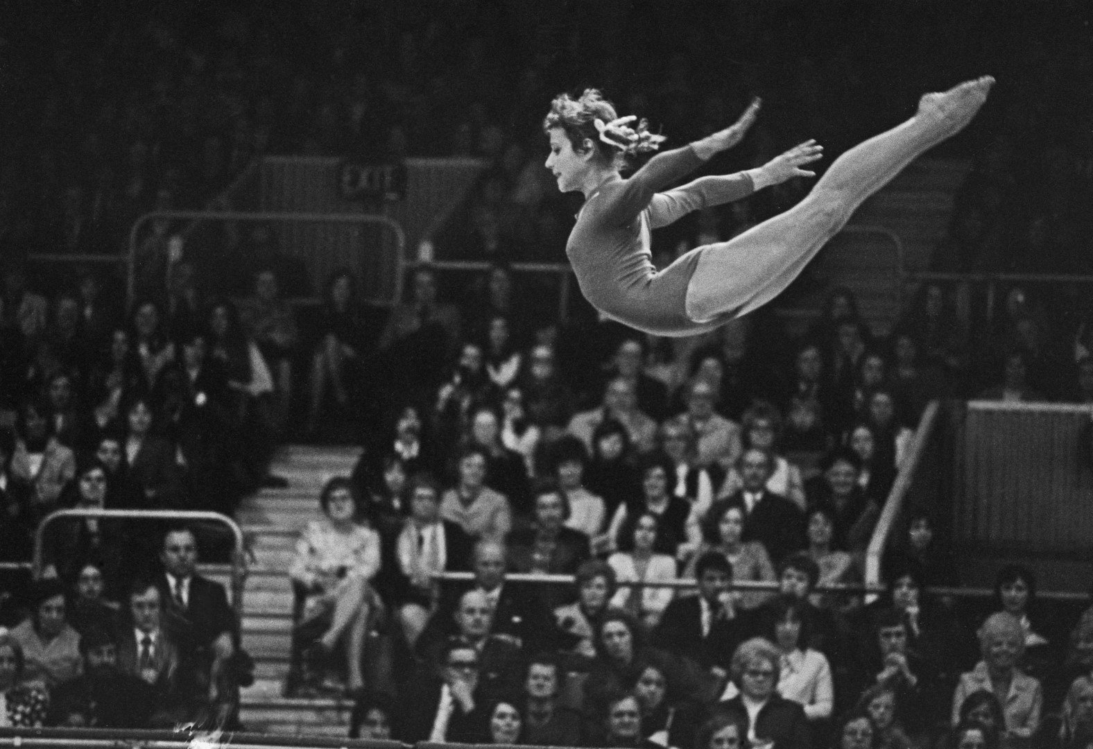 Перфектната Команечи. Четири години след чудесата на Корбут, на сцената се появи Тя. На 18 юли 1976 година, по време на игрите в Монреал, едва 14-годишната Надя   Елена Команечи стана първата гимнастичка в олимпийската история, която   получи перфекната оценка - 10.000. Това до този момент е смятано за   невъзможно. Румънката е легенда.