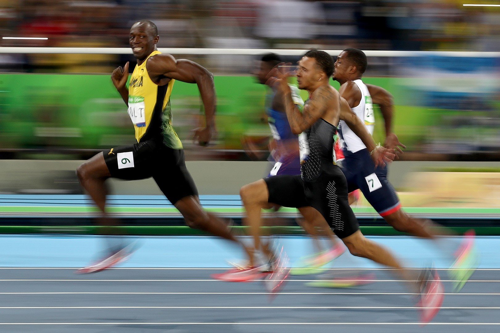 Смеещият се Бог на спринта. В полуфиналната серия на 100-те метра в Рио, по време на Олимпиадата през 2016-а, фотограф улови летящият към финала Юсеин Болт, който се смееше. Или поне - така изглежда от кадъра. Превъзходството на този изумителен атлет в една снимка... Да, това бягане далеч не е най-доброто на Болт, който с 9.58 сек за 100 м остава най-бързият мъж в историята. Но е показателно за това с каква лекота доминираше.