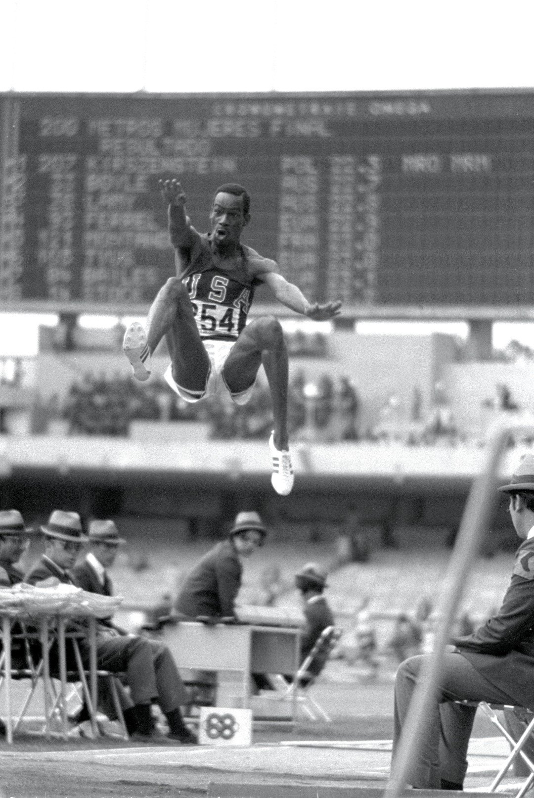 Скокът на века. През 1968 г. на игрите в Мексико Сити, от Боб Биймън се очаква да спечели титлата. Той е спечелил 20 от последните 22 състезания преди Мексико, като скачал в този период и рекордните 9.39 м в сектора за дълъг скок преди Олимпиадата, но опи