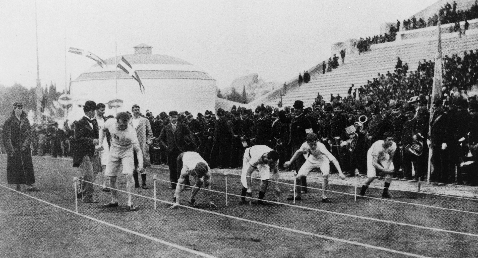 Първият спринт. Това е - ето така е изглеждало първото състезание на 100 метра по време на   Олимпиадата в Атина през 1896 г. Участват 15 спринтьори, печели Томас Бърк   от САЩ, който бяга стоте метра за точно 12 секунди. Днес рекордът на Болт е   9.58 секунди.
