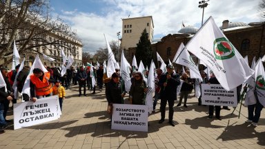 Лозарите на спонтанен протест пред президентството, и те искат среща с Радев