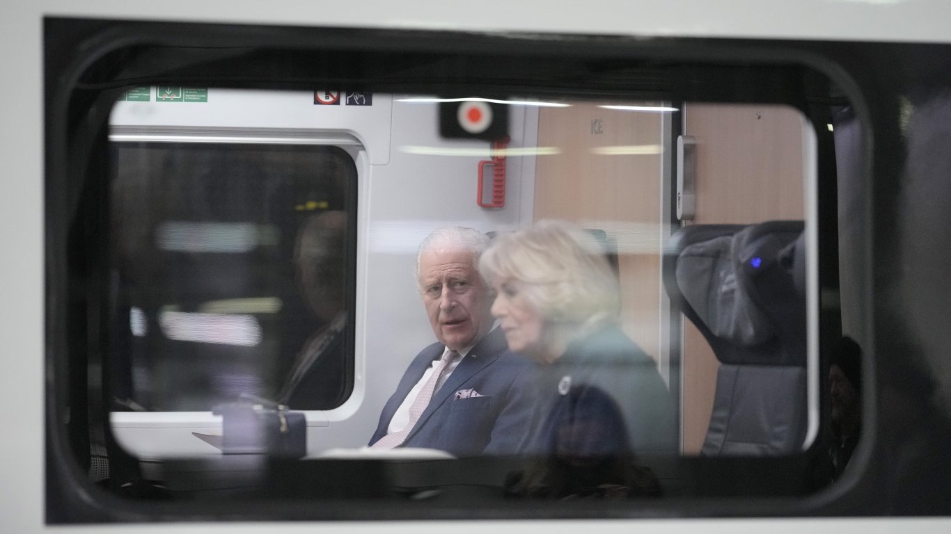 Чарлз III и Камила се повозиха на влак до Хамбург (снимки)