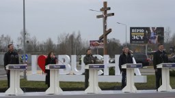 Зеленски направи Буча „град-герой“ в годишнината от изтеглянето на руските войски