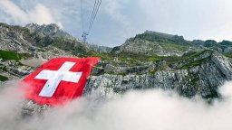 Няколко души бяха ранени при дерайлирането на два влака по време на буря в Швейцария