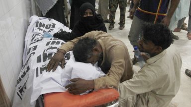 Раздаване на безплатно брашно в Пакистан се превърна в трагедия - загинаха 8 жени и 3 деца